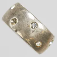 Ring, vita stenar, Ø17¼, bredd: 9,4mm, två stenar saknas, vitmetall