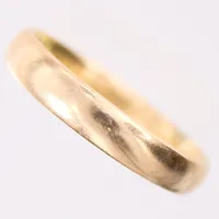 Ring, slät, stl 19¼, bredd: 3,9mm, gravyr, repig, 18K  Vikt: 4,5 g