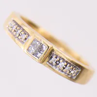 Ring, prinsesslipade diamanter 4xca0,02ct + briljantslipade 8xca0,0025ct, Ø17, bredd:2,7-4,3mm, GHA,18K. Vikt: 5 g