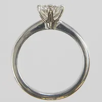 Ring med briljantslipad diamant 1,01ct, kvalité W/P1, GIA certifikat 1355723063, Ø17¼, bredd: 2,5-7,5mm, etui, vitguld, GHA, 18K Vikt: 4,9 g