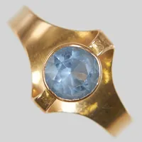 Ring, ljusblå sten, Ø16¾, bredd: 2,5-11mm, Ceson, Göteborg år 1974, 18K Vikt: 2 g