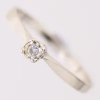 Ring med 8/8-slipad diamant 1 x 0,01ct, Ø18, bredd:1,6-3,5mm, vitguld, 18K. Vikt: 1,6 g