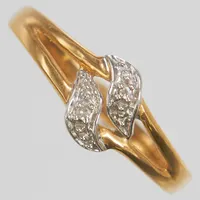 Ring med diamanter 2 x ca. 0,005ct, Ø17, bredd: 1,6-7mm, 18K Vikt: 1,5 g
