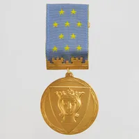 Medalj, "För trohet och nit i Stockholms stads tjänst", på blått ripsband, Ø36mm, gravyr, 14K, bruttovikt: 26,3g Vikt: 26,3 g