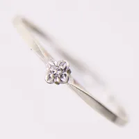 Ring med en diamant 1xca0,005ct, stl 18¼, bredd: 1-3mm, vitguld, 18K  Vikt: 0,9 g