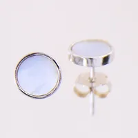 Ett par örhängen med pärlemo färgade stenar, 10x8,3mm, ojämnheter på ena stiftet, silver 925/1000 Vikt: 1,8 g