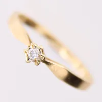 Ring med briljantslipad diamant 1 x 0,025ct enligt gravyr, stl 16, bredd: 1,5-2,6mm, 18K  Vikt: 1,7 g
