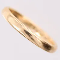Ring, slät, stl 19½, bredd: 3mm, gravyr, 18K  Vikt: 4,1 g