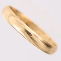 Ring, slät, stl 17, bredd: 3mm. gravyr, 18K  Vikt: 1,4 g