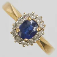 Ring med safir 0,70ct enligt gravyr och 12 diamanter 0,24ctv enligt gravyr, Ø17, bredd: 1,8-10mm, 18K Vikt: 3,8 g