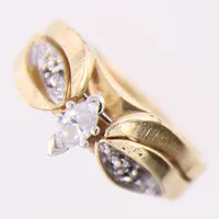 Ring, navettslipad diamant ca0,20ct + briljantslipade 4xca0,0075ct, samtliga piqué, Ø16¼, bredd:3-8,3mm, 14K. Vikt: 4,3 g