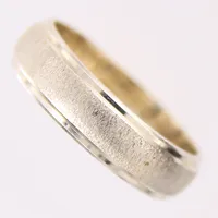 Ring, delvis satinerad yta, Ø19¼, bredd:5,5mm, vitguld, 18K. Vikt: 6,7 g