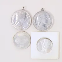 Mynt 4st, varav två med öglor, olika valörer, år och länder, silver 625-835/1000 Vikt: 76,5 g