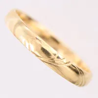 Ring, Ø21¼, bredd:3,7mm, gravyr, 18K. Vikt: 4,1 g