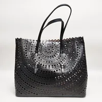 Väska, Alaia Paris, Svart Läder, "Mina 20 Bag Black", ca mått: 37x18x30cm, mindre spegel, löstagbart fack med dragkedja, bruksslitage, inga tillbehör