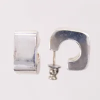 Ett par örhängen, 15x15mm, repiga, något skeva stift, stoppar i metall, silver 925/1000 Vikt: 5,8 g