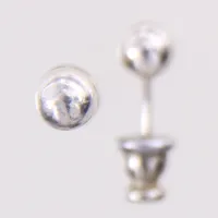 Ett par örhängen kulor, Ø5mm, stoppar i metall, små bucklor, silver 925/1000 Vikt: 1 g