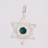 Hänge stjärnformad med en grön sten, 27x12mm, bucklig, silver 925/1000 Vikt: 0,8 g