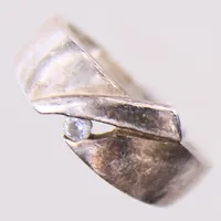Ring med vit sten, stl: 18, bredd: 4,7-7mm, GHA, silver 925/1000 Vikt: 5,5 g