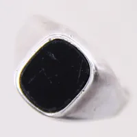 Klackring med svart sten, stl: 18½, bredd: 2-13mm, skev, bucklig, repig sten, silver 835/1000 Vikt: 3,9 g