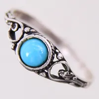Ring med blå sten, stl: 18½, bredd: 1-6mm, silver 925/1000 Vikt: 1,4 g
