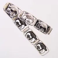 Armband, blomsterdekor, längd: 19cm, bredd: 15mm, Kaplan safir, tillverkningsår ca 1949, silver 830/1000 Vikt: 22,7 g