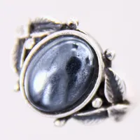 Ring med hematit, stl: 16½, bredd: 3-13mm, ojämn skena, silver 925/1000 Vikt: 4,9 g