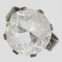 Silverring, bergkristall Ø14mm, Ø17, bredd:3,5-15,5mm, Hedberg, år 1974, stenen har slitna fasettkanter och en skada, 830/1000. Vikt: 5,3 g
