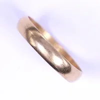 Ring, stl 22, bredd 4,5mm, gravyr, 18K  Vikt: 4,5 g