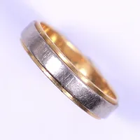 Ring, rödguld/vitguld, stl 18, bredd 4,5mm, gravyr 18K  Vikt: 4,1 g
