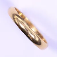 Ring, stl 20½, bredd 3,5mm, gravyr, 18K  Vikt: 3,8 g