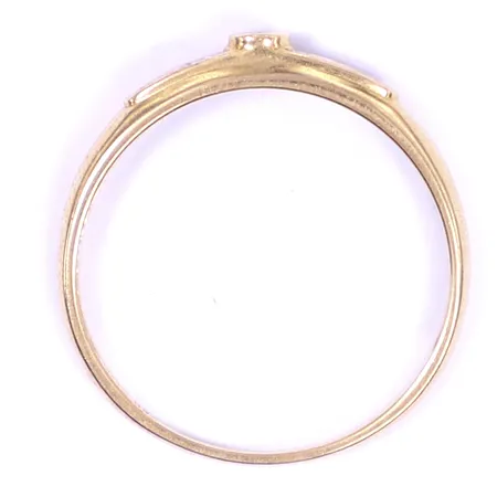 Ring med vita stenar, stl 20½, bredd 1-4mm, 18K, bruttovikt 2,1g Vikt: 2,1 g