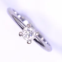 Ring med diamant totalt 0,40ct, stl 17½, bredd 2-5mm, vitguld, 18K Vikt: 2,9 g