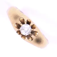 Ring med vit sten, stl 17½, bredd 3-7mm, gravyr, 18K bruttovikt 4,6g Vikt: 4,6 g