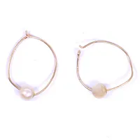 Ett par örhängen med pärlor, Ø13mm, 18K, bruttovikt 0,5g Vikt: 0,5 g