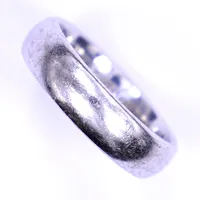 Ring, stl 19, bredd 5mm, gravyr, 18K Vikt: 11,7 g