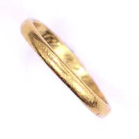 Ring, stl 17½, bredd 3mm, skev, gravyr, 23K Vikt: 3,7 g