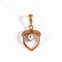 Berlock "hjärta med vit sten" i 18K guld. Den är 16,5 mm lång inkl. ögla och väger 0,7g. Från Alton i Falköping. Kattfot.