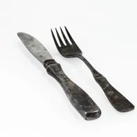 Gaffel & kniv med rostfritt blad i silver. Företagsgravyrer. Gaffeln väger 30,2g. Kniven 62g BTO. 830/1000.