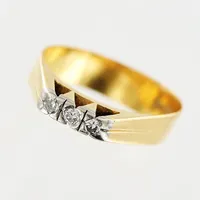 Ring, diamanter 3 x ca 0,02ct, stl 18¼, bredd 3-5mm, ojämn infattning, 18K.  Vikt: 3,4 g
