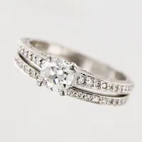Ring, diamanter 1 x ca 0,50ct TCr-Cr (I-J)/SI, kapad kulett, 43 x ca 0,005ct, stl 16¾, bredd 3-4,5mm, höjd från skenan 6,5mm, vitguld, 18K Vikt: 4,6 g