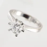 Ring, diamant 0,81ct enligt gravyr, TW(F-G) / VVS, stl 16¾, bredd 2,5-8mm, höjd från skenan 8mm, vitguld, 2 av klorna sneda med mindre tilltryckningar, 18K Vikt: 4 g