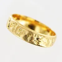 Ring, mönster, stl 21½, bredd 5,5mm, gravyr, 18K.  Vikt: 6,7 g