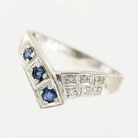 Ring, diamanter 6 x ca 0,01ct, 8/8-slipade, blå stenar, stl 19½, bredd 2-10mm, vitguld, 18K.  Vikt: 3,4 g