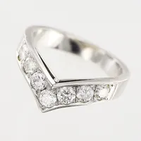 Ring, diamanter 7 x ca 0,11ct, stl 16½, bredd 3-5mm, vitguld, repor, 18K.  Vikt: 6,3 g