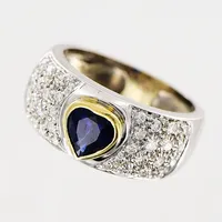 Ring, diamanter 26 x ca 0,01, 8 x ca 0,02ct, blå sten, stl 16¼, bredd 6-9mm, vitguld, 18K. Vikt: 7,2 g