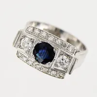 Ring, diamanter 2 x ca 0,08ct, 14 x ca 0,01ct 8/8slipade, blå sten, stl 14¼, bredd 4-9mm, vitguld, 18K.  Vikt: 4,8 g
