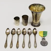 3 bägare, 1 medalj, 6 kaffeskedar, allt med gravyrer, defekter, silver 830/1000. Vikt: 203,3 g