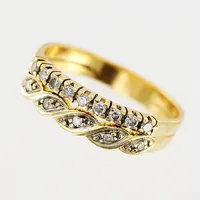 Ring, diamanter 9st totalt 0,13ctv, 5 x ca 0,01ct, 8/8-slipade, stl 17½, bredd 3-5mm, punktlödning, 18K.  Vikt: 3,1 g