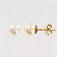Ett par örhängen, odlad pärla Ø6mm, limrester, 18K.  Vikt: 1,2 g